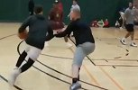 仅仅是NFL的MVP吗？马霍姆斯打篮球一个人过全队