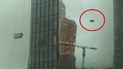 武汉大风致塔吊吊篮高空中多次撞击大楼 当地：已到现场处置