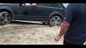奥迪Q7陷入沙滩动弹不得，最后车主用大招度过难关