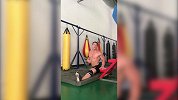 WWE-18年-塞纳为拍摄成龙功夫电影做拉伸训练 拉筋酸痛苦不堪言-新闻