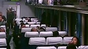 男子喝白酒后大闹列车厢当场脱衣飞踹乘客：我燥热！