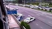 赛车漂移摆脱警车围追