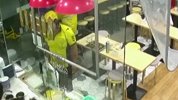 外卖小哥嫌出餐慢拿头盔砸翻汤粉 烫伤店员后双方店内互殴