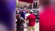 英国足球流氓上线！街边大打出手扔桌子只因输给比利时