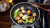 油豆腐怎么做好吃，简单又好吃的芹菜烧油豆腐，超级下饭