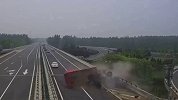 【江苏】货车司机疲劳驾驶，撞断护栏险些翻下高架桥