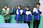 老师考学生脑筋急转弯，没想女同学全部答对，获得“电吉他”奖励