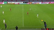 下半场补时第4分钟拜仁慕尼黑球员莱万多夫斯基射门 - 打偏
