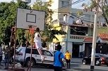 Respect！国外独臂小伙轻松完成风车扣篮
