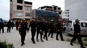 威风！特警荷枪实弹押解网络诈骗嫌疑人指认现场 群众拍手称快