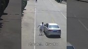 轿车失控，“的哥”酷暑光脚“百米冲刺”，勇救两名幼小儿童