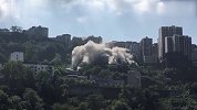 重庆2违建高楼成功爆破，群众跟着节奏倒计时