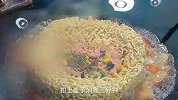 把可乐倒入泡面里，出锅以后顺滑爽口，大人孩子都爱吃