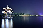 赏月变“赏人”？中秋夜游客并排坐西湖边泡脚 管理员吼都吼不住