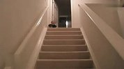 [搞笑]嬰兒用閃電的速度下樓梯