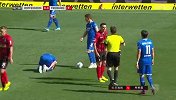 第8分钟弗赖堡球员霍夫勒黄牌