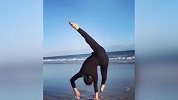 大海旁边练瑜伽 景色再美不如小姐姐美