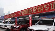 河北保定突发大风 吹倒车展展架十多辆新车被砸
