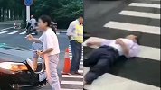 浙江绍兴一宝马连撞2人 女司机下车竟脚踏引擎盖抽起烟