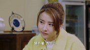 小伙和“铁哥们”聊天，女友醋意大发化身“野蛮女友”