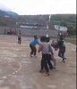 场地条件简陋！但挡不住这些大山里的孩子爱篮球的心