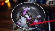 田螺怎么做好吃，简单又好吃的洋葱炒田螺，真的太香啦