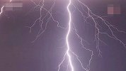 广西柳州遭雷暴天气入侵，闪电划过昼夜瞬间转换