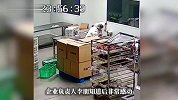 女工临下班发现产品有问题，独自一人彻夜返工忙到6点