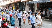 广西百色清查涉黄场所 43名涉黄男女当街排长队被羁押
