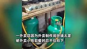外卖店灶台操作台墙面脏污狼藉，骑手看不下去拍下曝光：就煤气罐干净