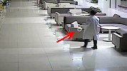 监控显示医生偷拿病人家属外卖？再往前看大家恍然大悟