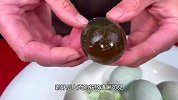 凉拌皮蛋很多人第一步就做错了，难怪不好吃，原来大厨是这样做的