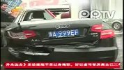 十字路口老人被撞飞 交通协管员默默撑起红伞