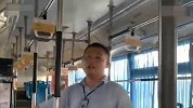 湖南两乘客公交车上大打出手 只因为背包蹭了一下
