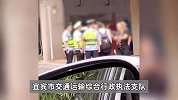 执法人员查网约车拦乘客？官方通报：涉嫌非法营运，同车人员拒绝配合起冲突