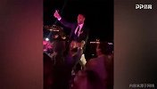 喝嗨了！费迪南德婚礼骑着男性友人疯狂举杯