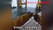 男子在海上钓鱼感觉钓到了“大鱼”，结果拉起来发现是潜水员