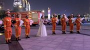 女孩手捧鲜花向消防员男友求婚：你没时间来娶我，那我就来嫁给你