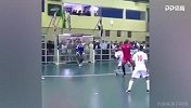 个儿高活不糙！高中锋脚下生花扛着两人打进神仙球