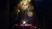男子举国旗艰难登山，众人用手电为他照亮前路，登顶时瞬间泪目