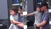 刘恺威接女儿放学，小糯米紧抱爸爸脖子撒娇，继承了杨幂好身材
