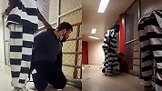 美国监狱虐囚引暴乱！囚犯劫持狱警要求洗澡 对峙两小时被击毙