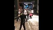 啥安保啊？内马尔遭球迷“滑铲”吓一跳！保安反应却慢半拍