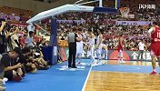 【PP体育在现场】硬！王哲林隐形眼镜被打掉 捡起戴上罚篮拿分