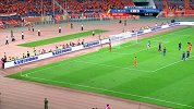 中国足协杯-17赛季-淘汰赛-14决赛首回合-第94分钟花絮 金敬道质疑主裁判吃黄牌 王大雷超远出击中圈解围-花絮