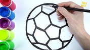 教宝宝画彩色足球，用马克笔描线，发挥创意填充自己喜欢的颜色