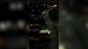 英超-1718赛季-三名曼联球迷攀爬吊车看比赛 被误认成恐怖分子包围45分钟-新闻