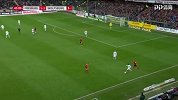 上半场补时第2分钟沃尔夫斯堡球员鲁西隆盘带突破