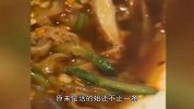 女子餐厅吃出“活物”？商家“求删”差评，女子：接受不了！