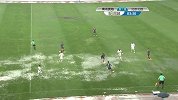 足球？水球？球场积水严重 球员踢都踢不动
